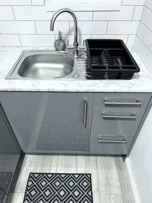 Modern Near Nec With Free Parking - Prime Location Apartment