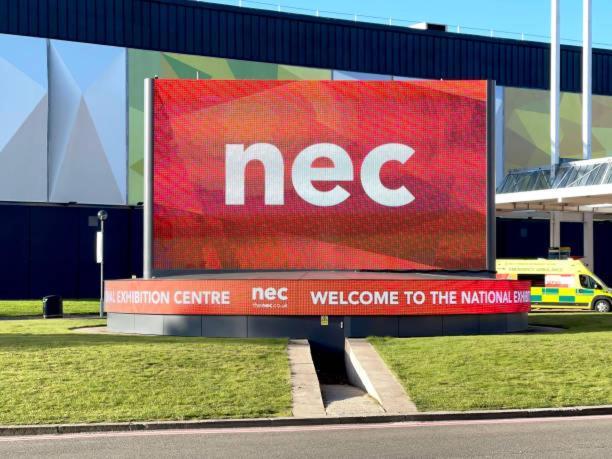 Modern Near Nec With Free Parking - Prime Location Apartment *