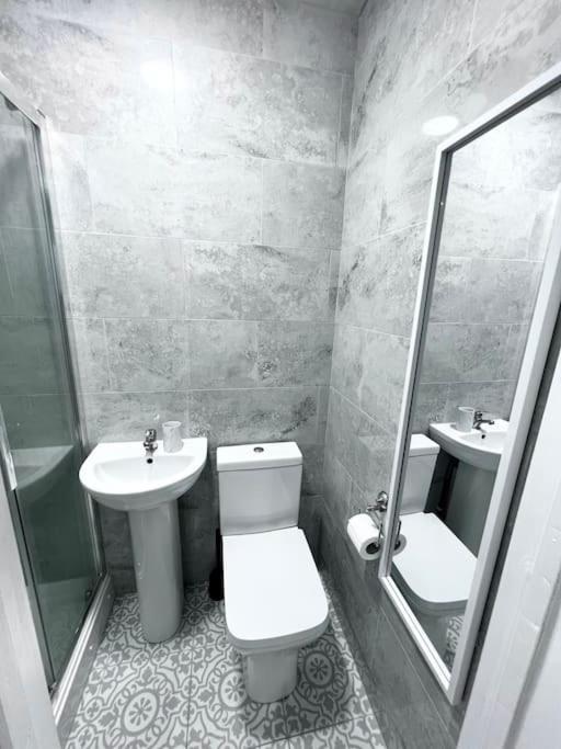 Apartment Modern Near Nec With Free Parking - Prime Location
