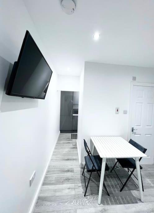 Modern Near Nec With Free Parking - Prime Location Apartment