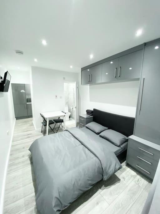 Modern Near Nec With Free Parking - Prime Location *
