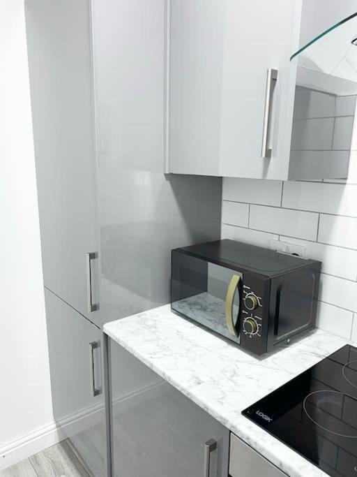 Apartment Modern Near Nec With Free Parking - Prime Location