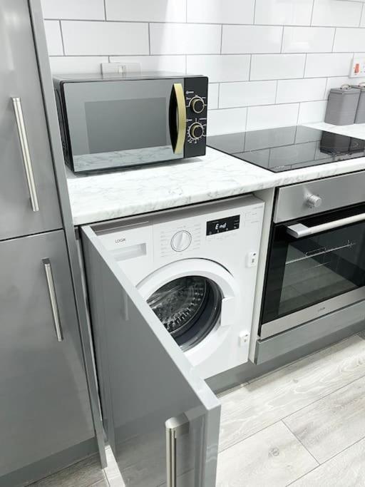 Modern Near Nec With Free Parking - Prime Location *