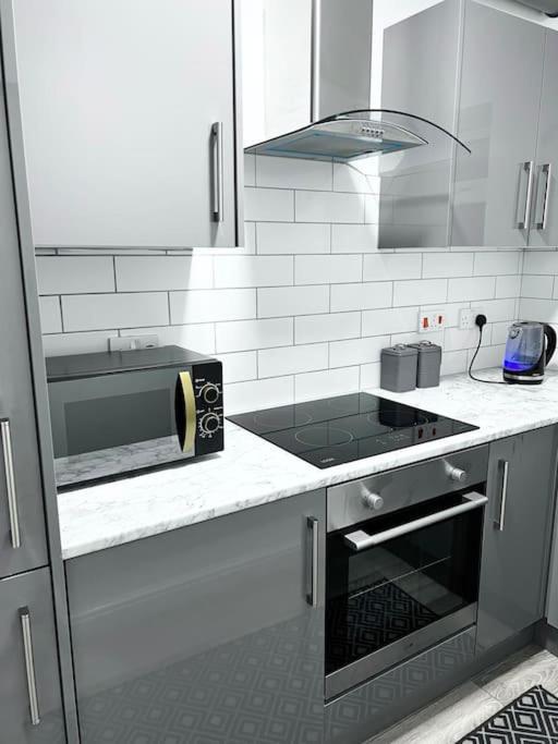Modern Near Nec With Free Parking - Prime Location *